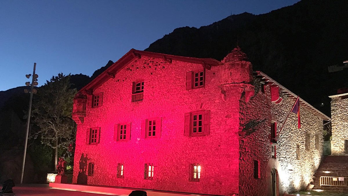 Casa de la vall es tenyeix de vermell contra la sida
