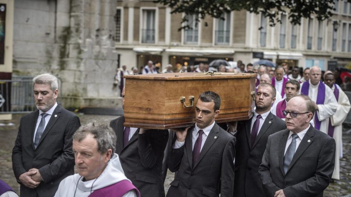 Milers d'assistents al funeral del capellà mort a Normandia