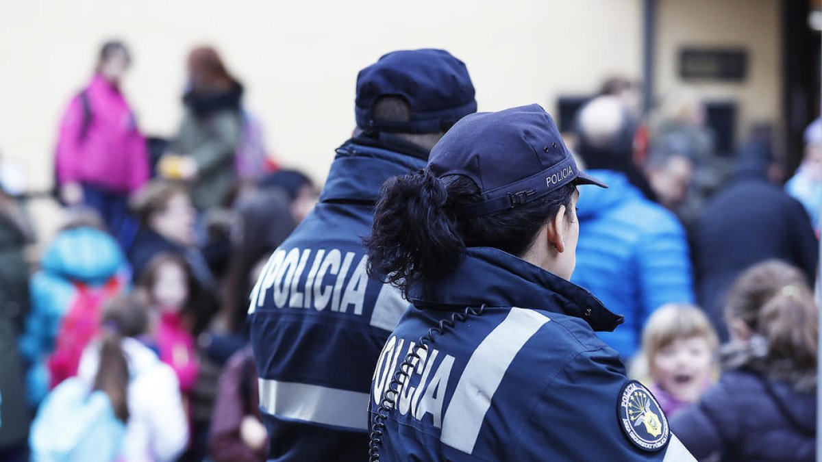 Recerca d'un cotxe espanyol vermell per la captació de menors