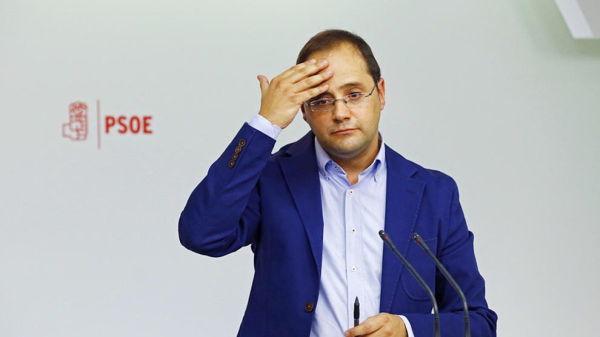 Sánchez s'aferra al càrrec malgrat la dimissió de mitja direcció del PSOE