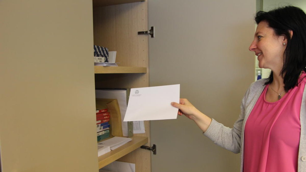 Agentas distribueix les cartes del comú d'Ordino