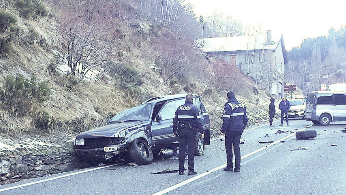 Dos conductors, ferits lleument en un accident a Canillo
