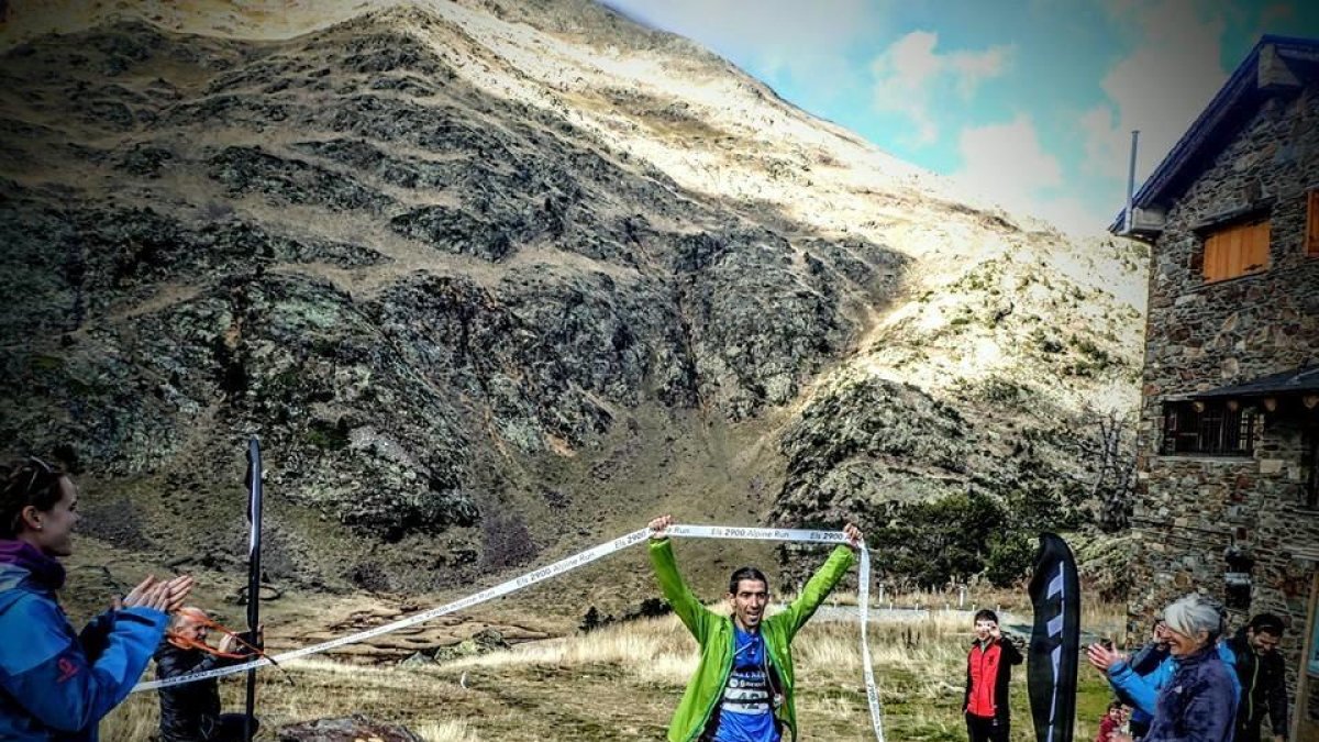 Jokin Lizeaga en el moment d'arribar com a vencedor de la primera edició