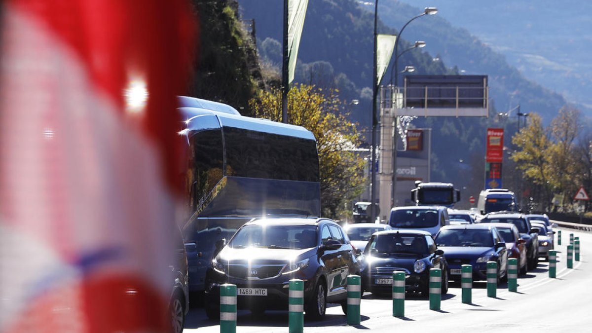 Cues de fins a set quilòmetres per entrar al país