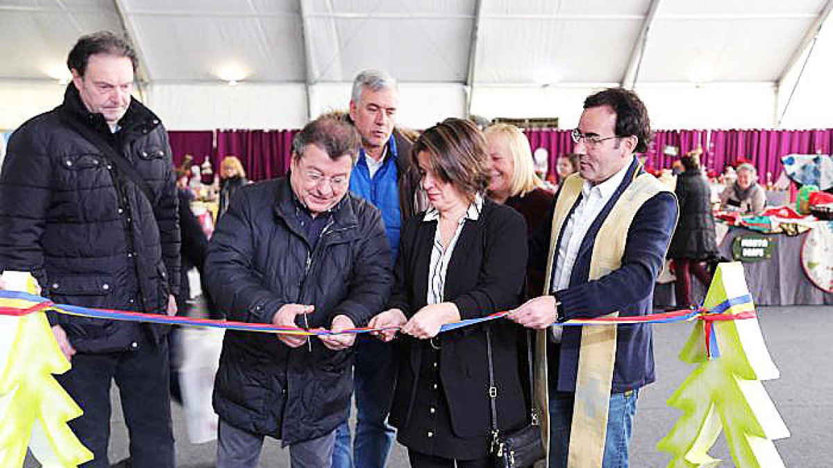 S'inaugura la Fira de Santa Llúcia amb 26 parades i el doble d'espai al Prat Nou