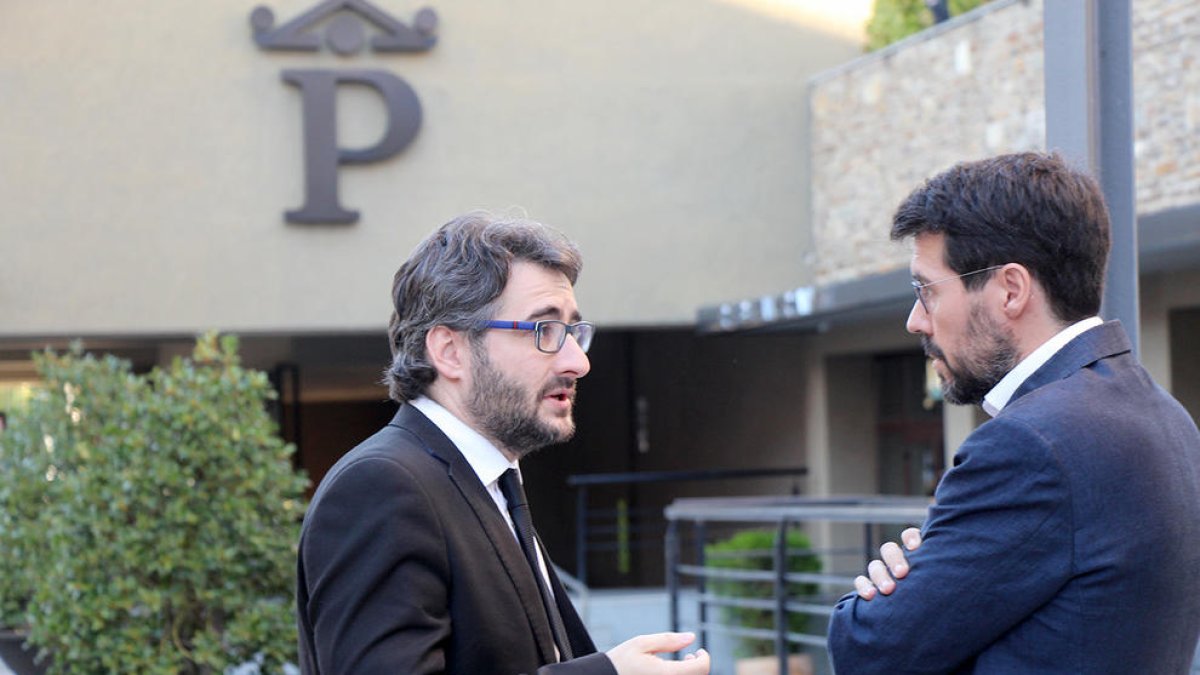 Eric Jover conversa amb l'alcalde de la Seu d'Urgell, Albert Batalla