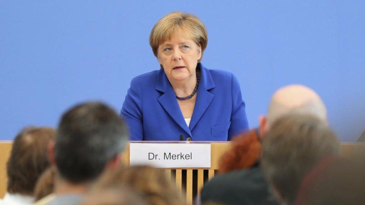La popularitat de Merkel cau en picat per la política d'immigració