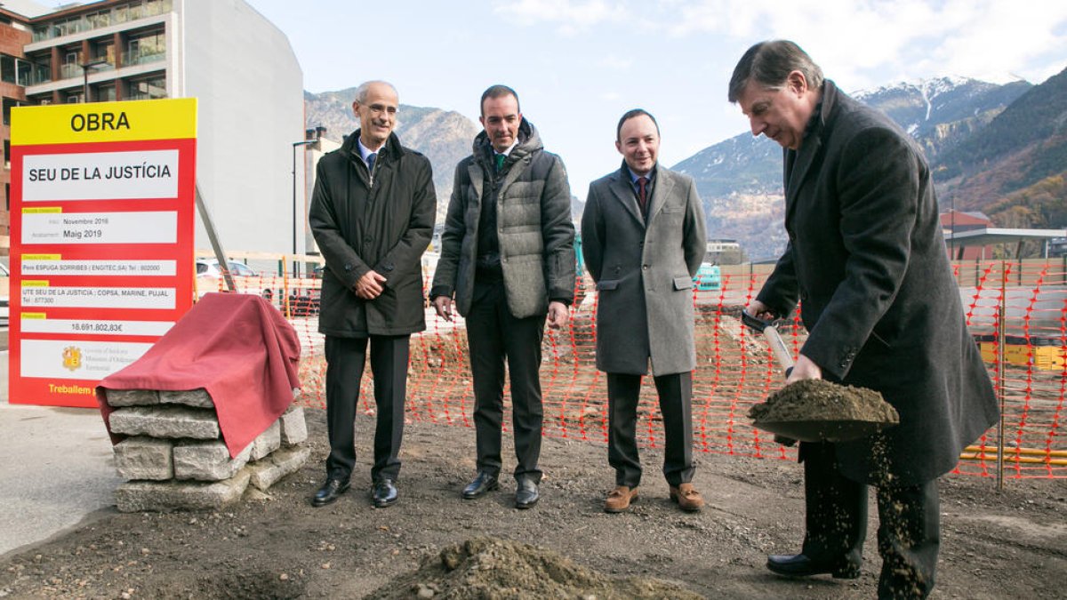 Enric Casadevall ajuda a posar la primera pedra acompanyat de Martí, Espot i Torres