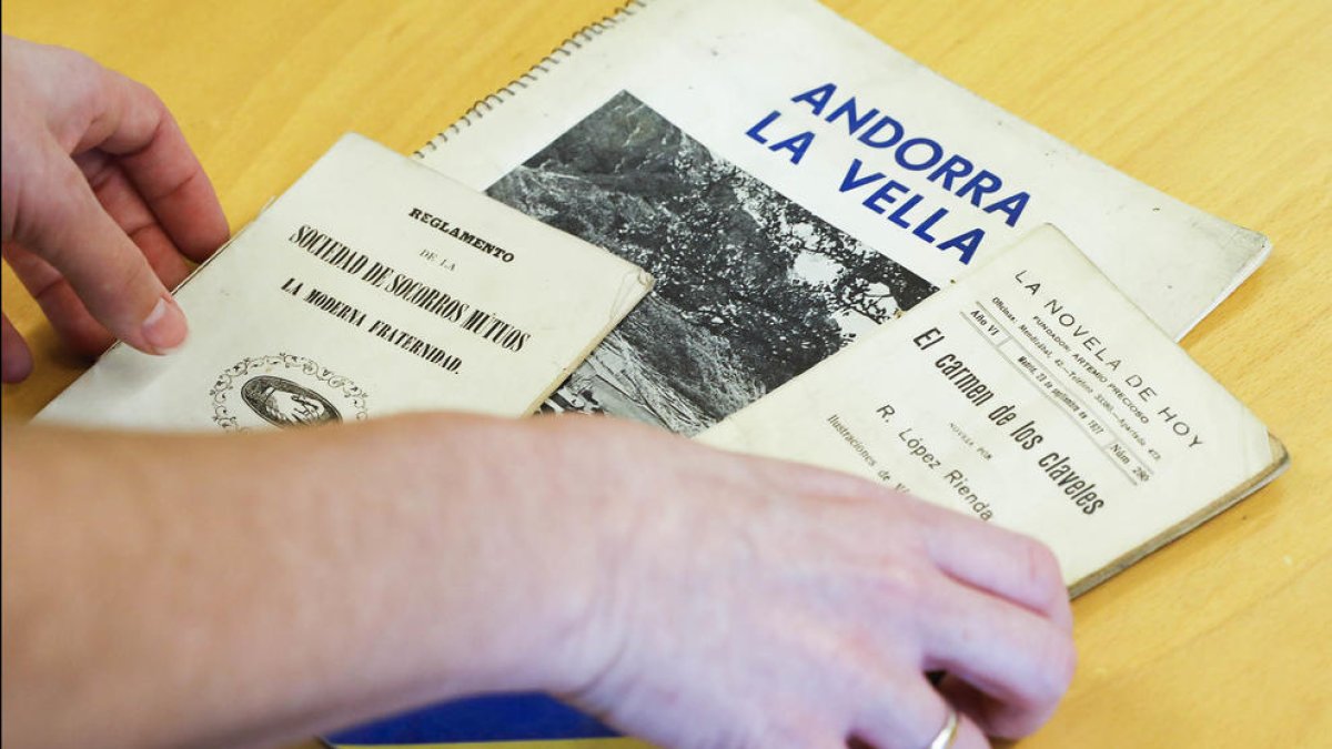 Un “error” dels obrers va fer llençar papers històrics en un contenidor