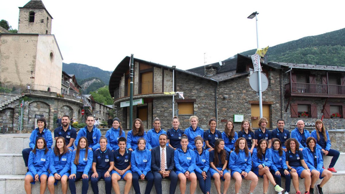 La Reial Societat de futbol femení amb el conseller de Turisme i Esports del Comú d'Ordino, Jordi Serracanta