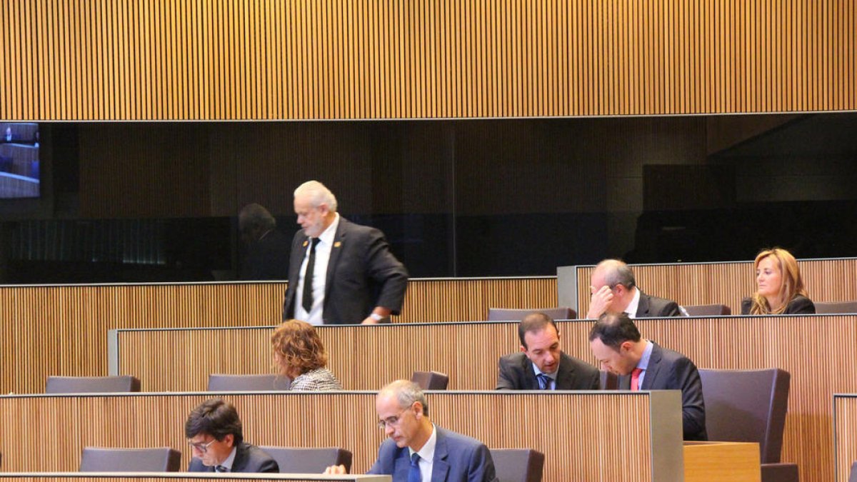 Una imatge dels membres del Govern amb el cap en primer terme, a l'inici de la sessió