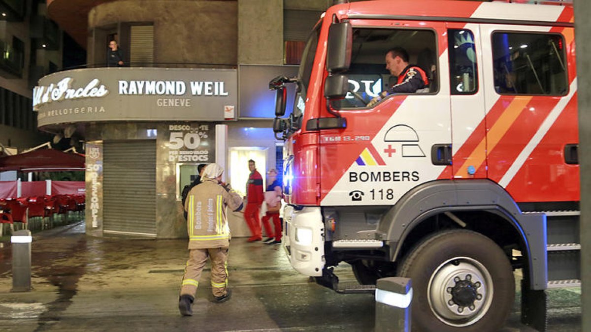 Ensurt a l'avinguda Meritxell per l'incendi d'una caldera