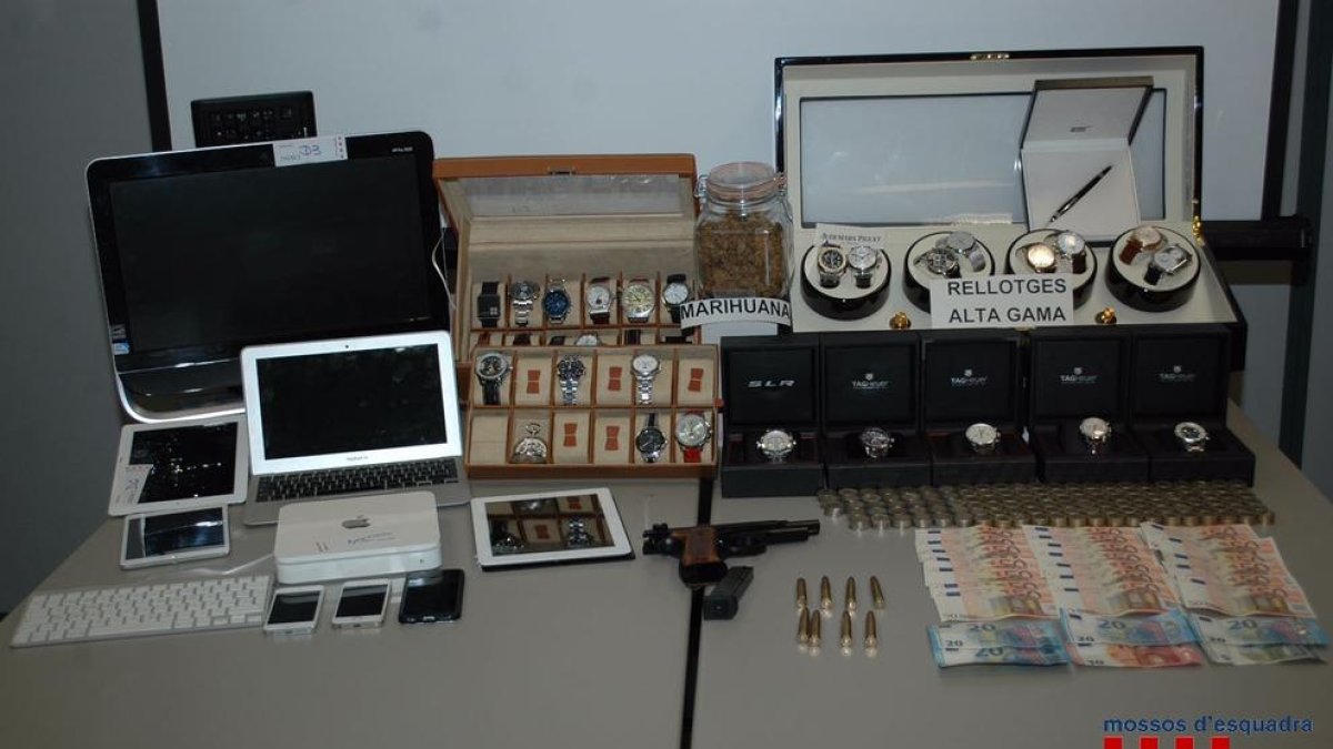 Els objectes trobats durant l'escorcoll del domicili familiar