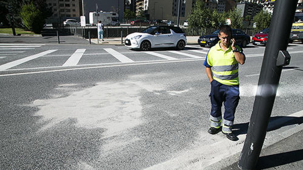 Retencions al centre per un accident a la rotonda de Tobira