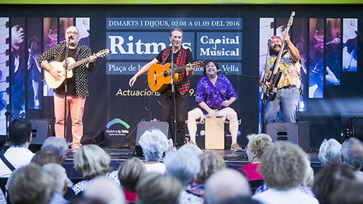 La plaça de la Rotonda balla a ritme de rumba