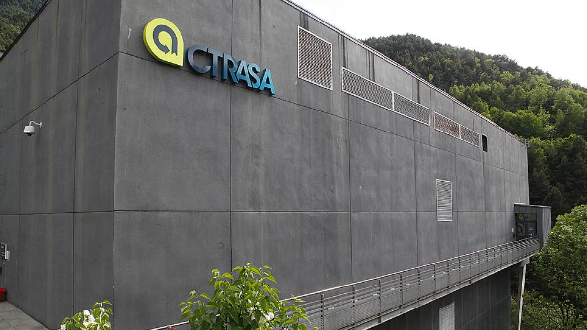 Pleguen sis treballadors de Ctrasa