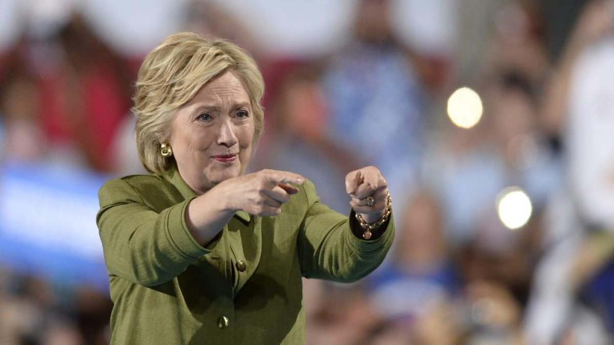 Les polèmiques de Trump amplien l'avantatge de Clinton als sondejos