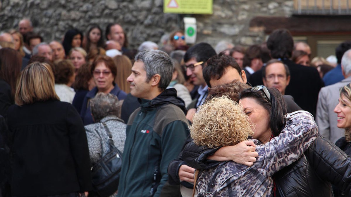 Centenars de persones donen l'últim adéu a Conxita Mora