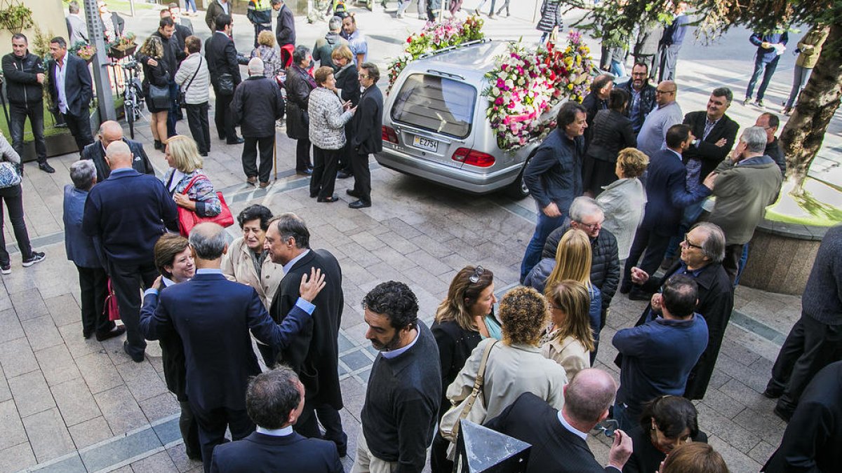 Centenars de persones acomiaden Conxita Mora