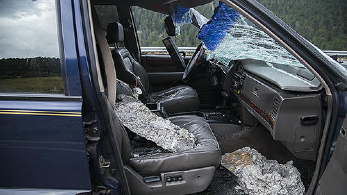 Esllavissada de rocs sobre un cotxe provocada per l'accident d'un altre vehicle