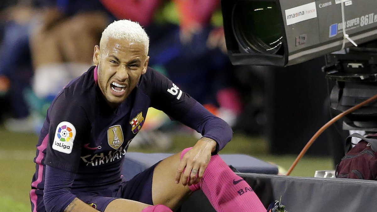 La fiscalia demana processar Neymar, el pare i el Barça
