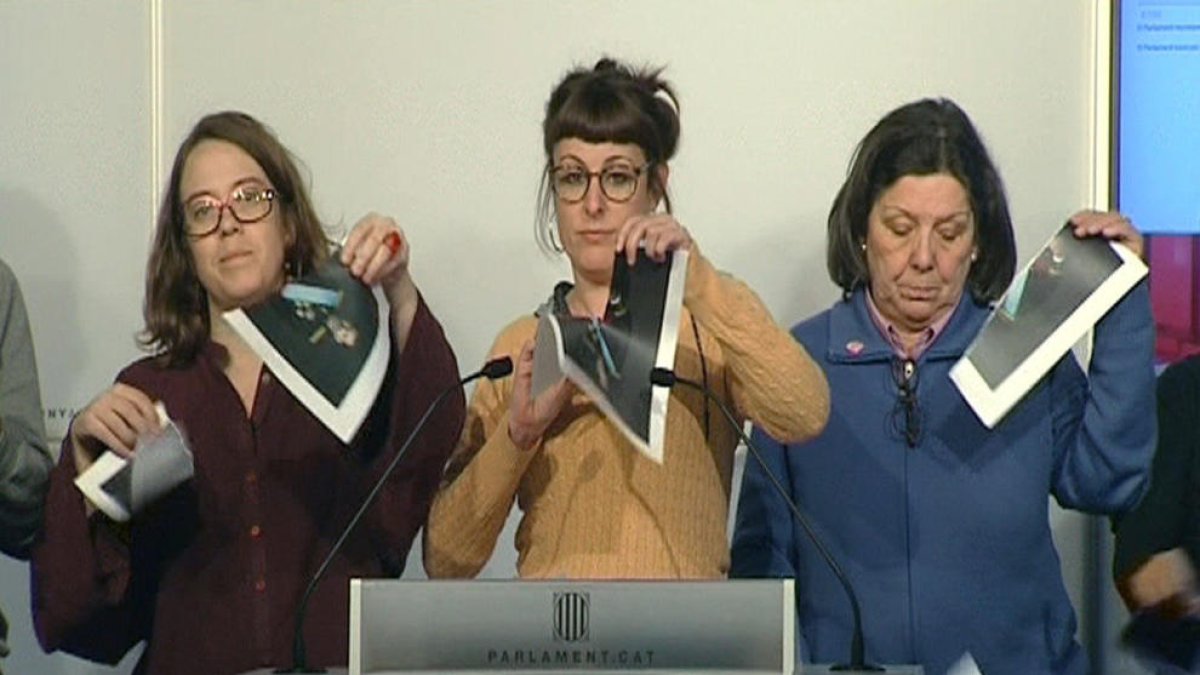 Diputats de la CUP estripen fotos de Felip VI