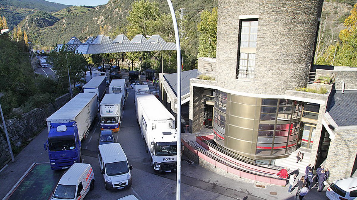 L'amenaça de Govern fa que els camioners espanyols ja duguin l'autorització