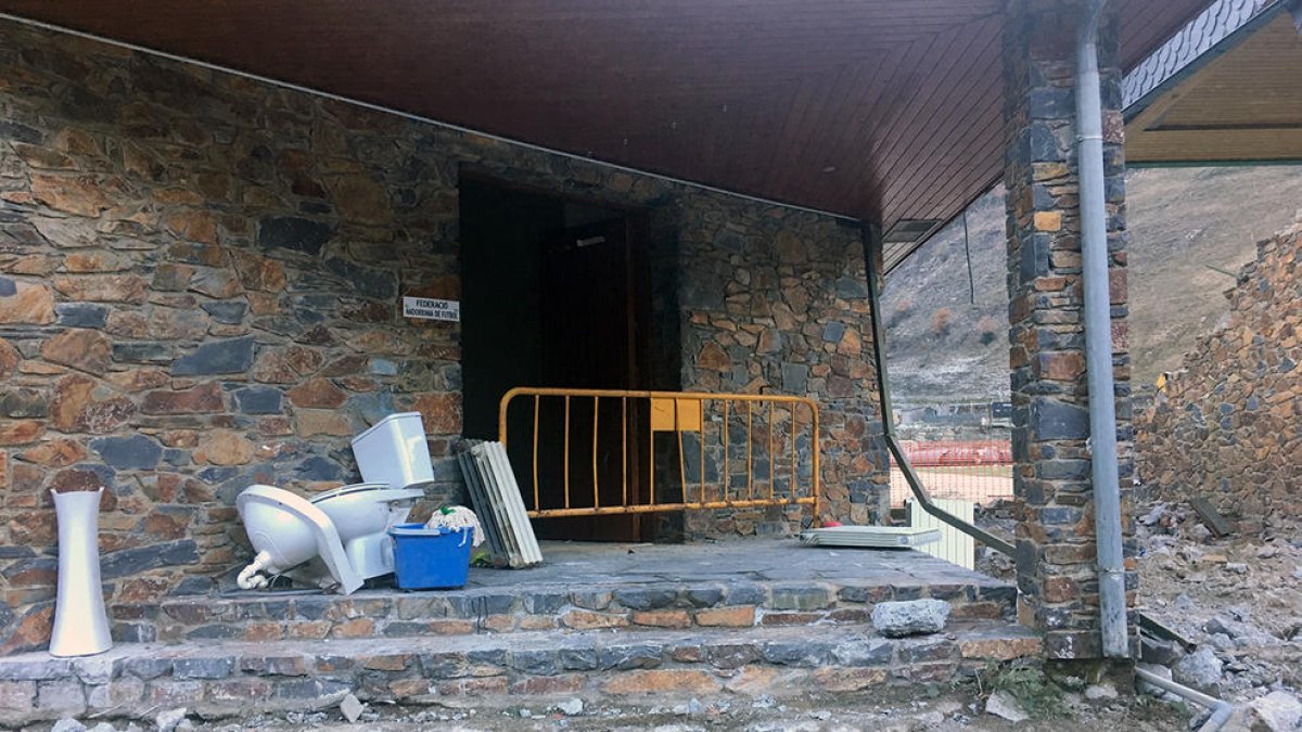 Comencen les obres d'enderroc de l'estadi d'Aixovall