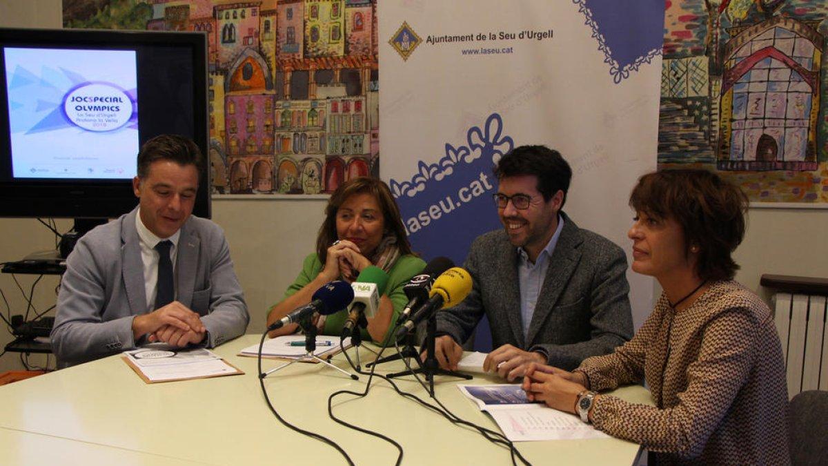 Els cònsols d'Andorra la Vella, Marc Pons i Conxita Marsol, l'alcalde i la tinent d'alcalde de la Seu d'Urgell, Albert Batalla i Anna Vives, durant la roda de premsa de presentació de la candidatura conjunta dels Special Olympics