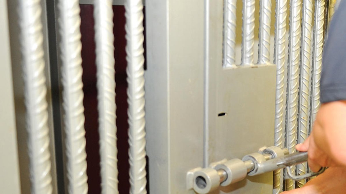 Petició de dos anys i mig per a un carceller per abusar d'una interna