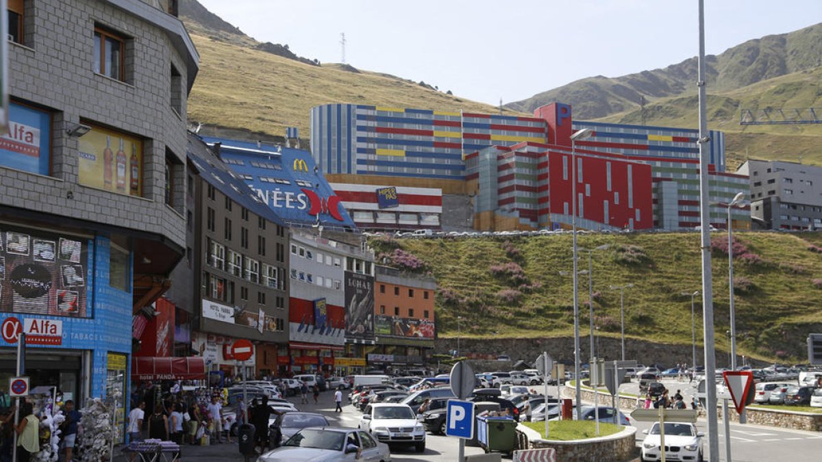 La policia deté dues persones al Pas per maltractar i injuriar els agents