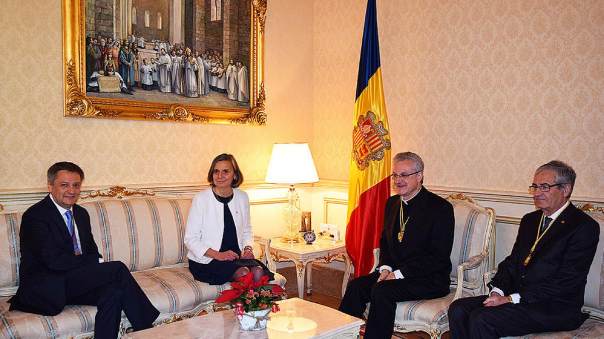 Vives rep les cartes credencials de Caballero