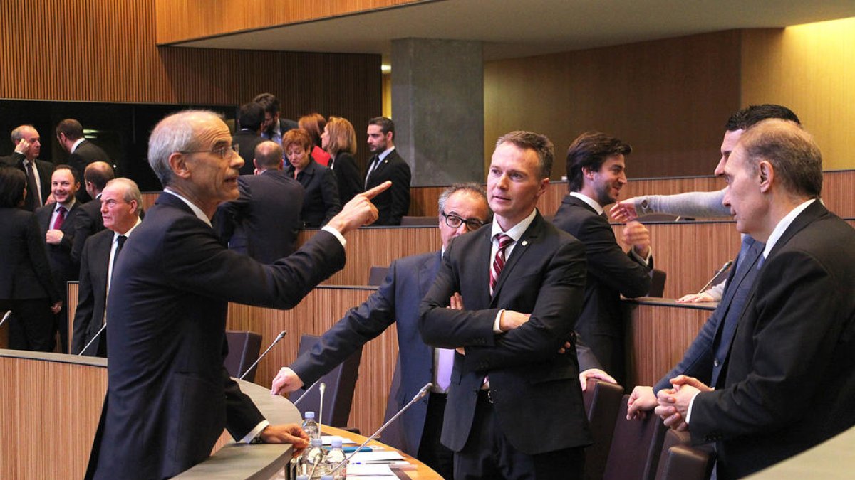 El cap de Govern, Toni Martí, conversa amb alguns consellers liberals, entre els quals Ferran Costa.
