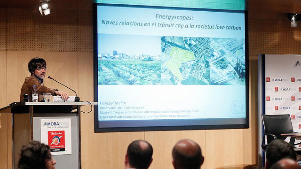 El sector energètic es compromet a fer projectes de renovables respectuosos amb el medi