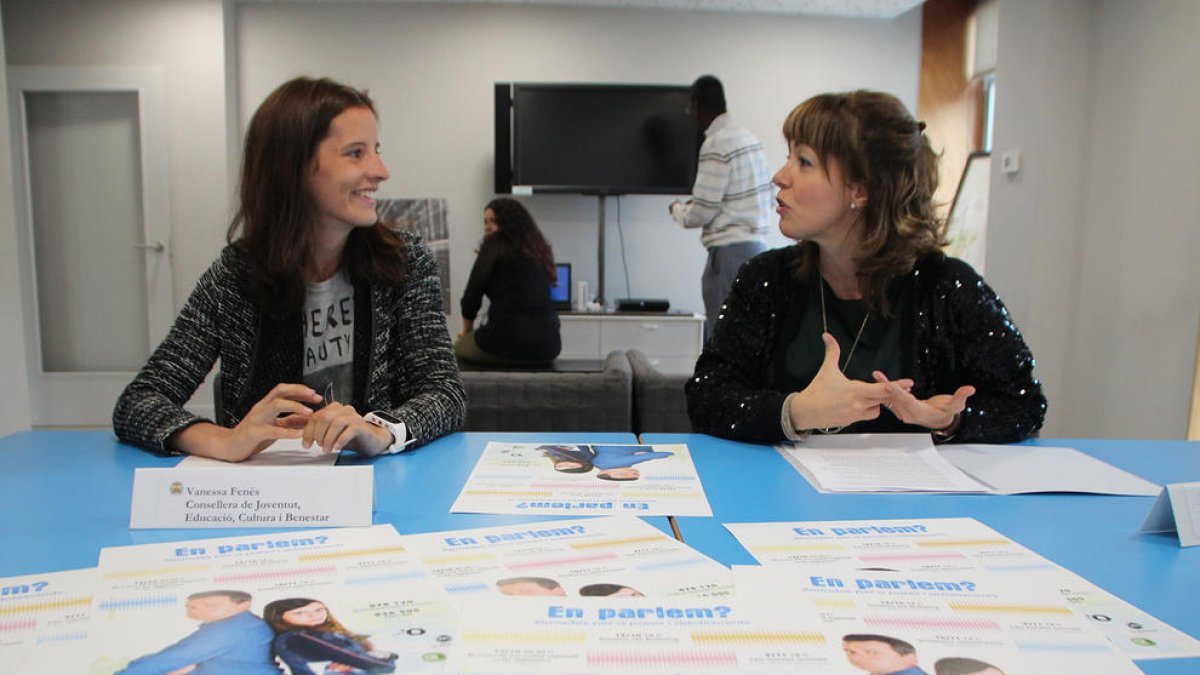 Vanessa Fenés i Natàlia Cusnir presenten el cicle de xerrades dirigides als joves