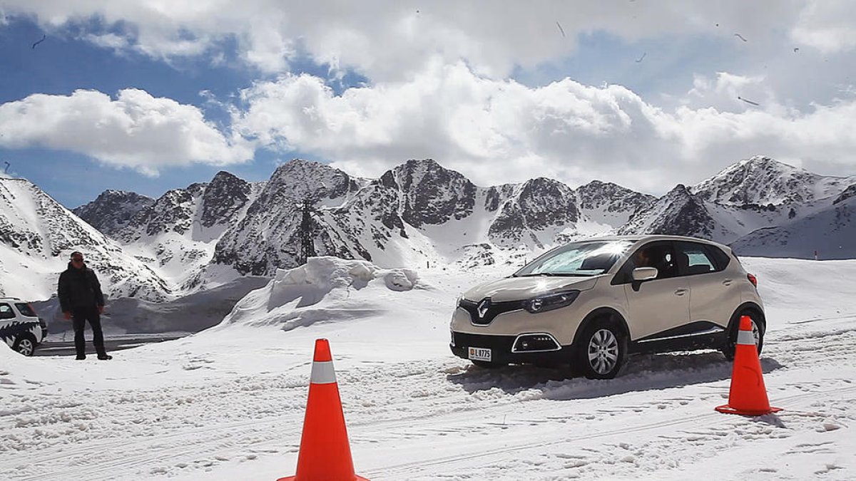 Proposta per fer obligatori
el curs de conduir sobre neu