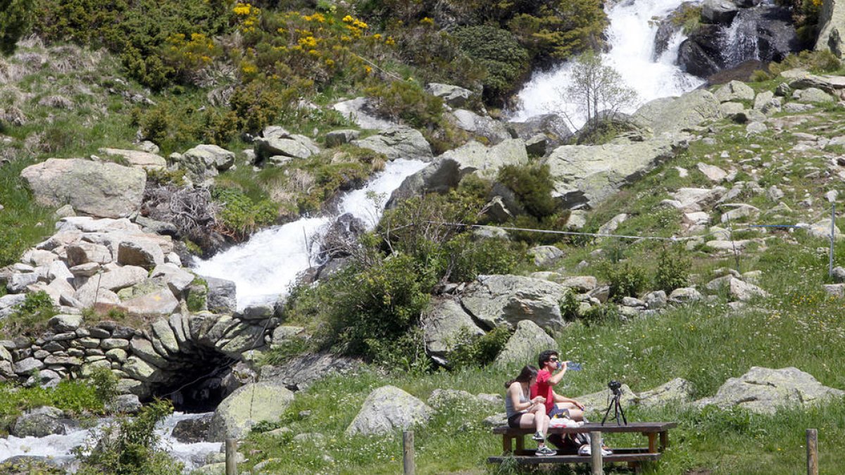 Un home pateix una contusió lleu al cap en caure amb la bici