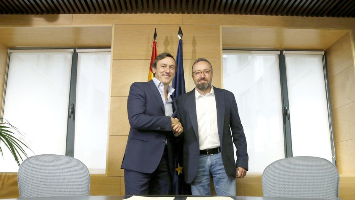 PP i C's signen el pacte anticorrupció i comencen a negociar la investidura