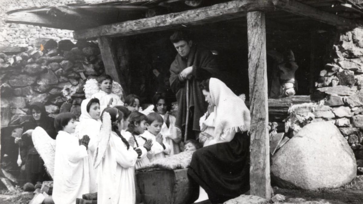 Representació del naixement amb els àngels adorant el nen Jesús.