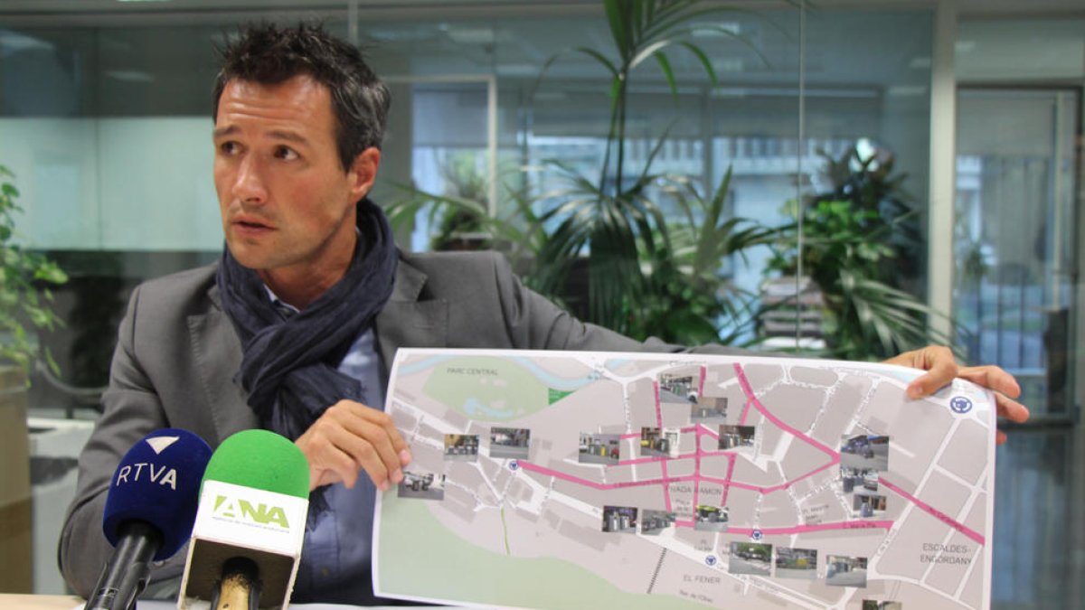 El conseller de Medi Ambient i Innovació del Comú d'Andorra la Vella, David Astrié, presenta el plànol del concurs de fotografia