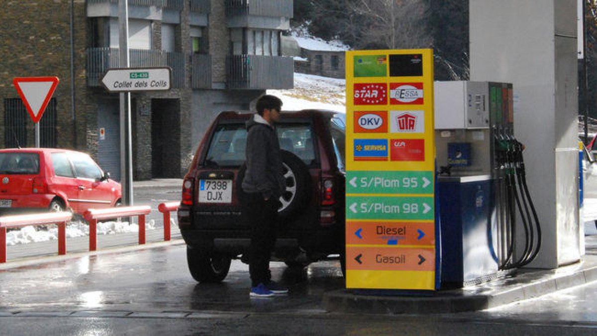 Un home posa benzina