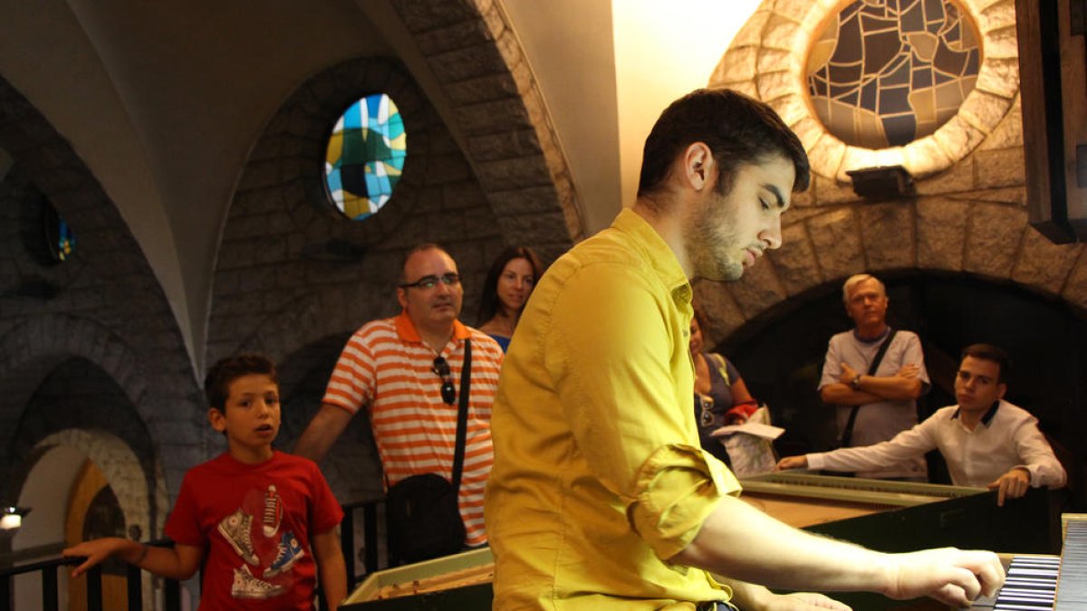 En primer terme, l'organista Aaron Ribas aquest dilluns al matí a Sant Pere Màrtir