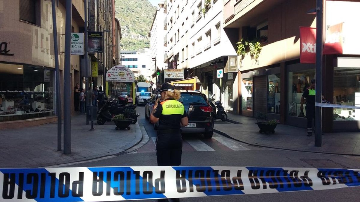 El cordó policial que s'ha muntat al voltant de l'establiment