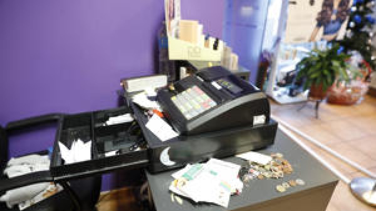 Un dels establiments afectats pels robatoris i desperfectes