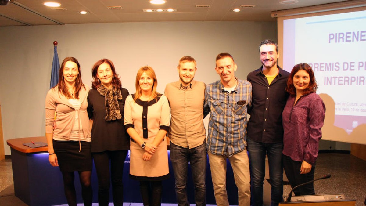Els guanyadors del Premi Pirene, amb la ministra de Cultura, Olga Gelabert, i Esther Jover, membre del jurat