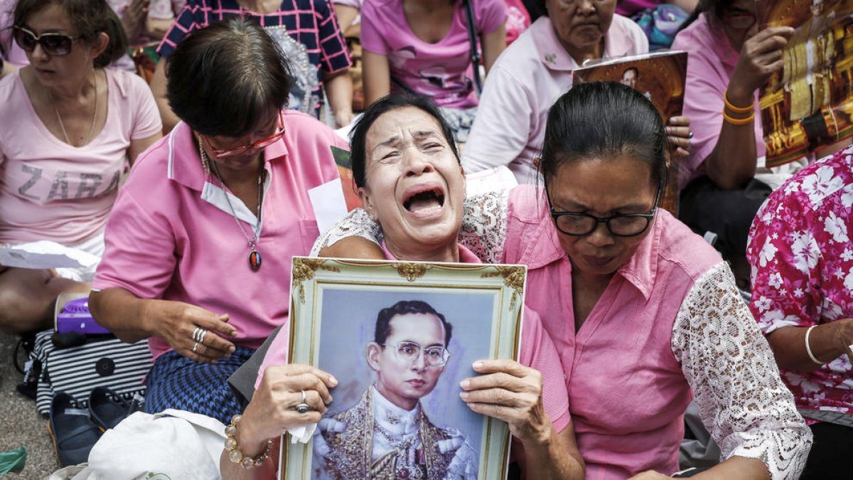 Mor als 88 anys el rei Bhumibol de Tailàndia