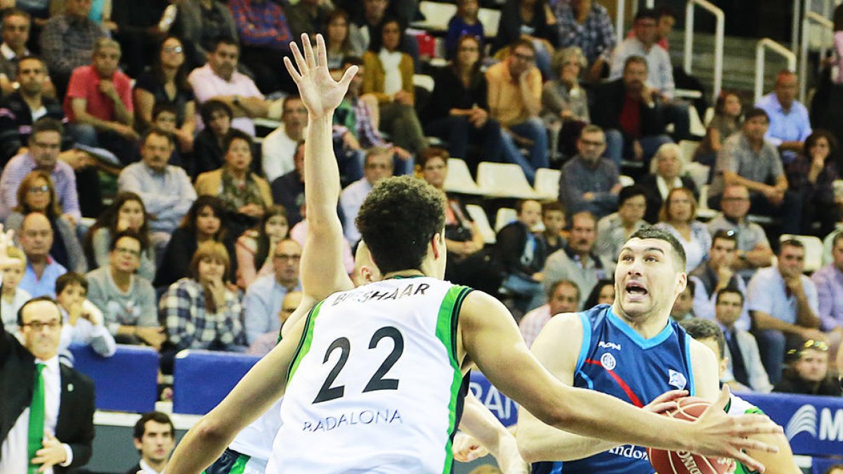 Beka Burjanadze en una acció de joc del darrer partit contra el Joventut.