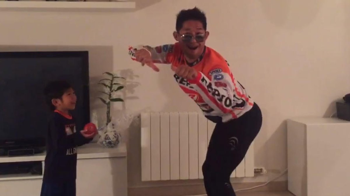 La paròdia de Takahisa Fujinami del 'Pen Pineapple Apple Pen'