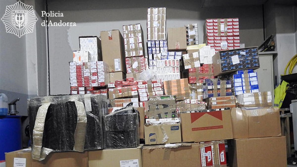 La policia deté dos gerents d'un establiment que entregava tabac per al contraban