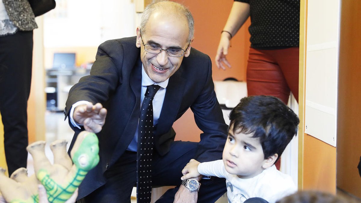 Martí, Espot i Jover regalen una pissarra als nens de meritxell